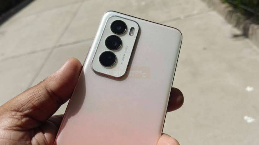 Ponsel besutan Oppo ini ditenagai prosesor MediaTek Dimensity 7300-Energy. Ponsel ini memiliki RAM LPDDR4X 8GB dan penyimpanan UFS 3.1 256GB. Smartphone ini berjalan dengan ColorOS berbasis Android 14 dan juga dilengkapi dengan fitur AI.