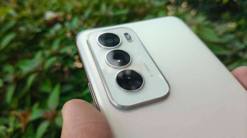Pengaturan tiga kamera tersedia di bagian belakang Oppo Reno 12 5G. Ia memiliki kamera utama 50 megapiksel, yang mendukung OIS, yaitu stabilisasi gambar optik. Ini akan memiliki kamera sekunder 8 megapiksel dan kamera ketiga 2 megapiksel. Ini memiliki kamera 32 megapiksel untuk selfie dan panggilan video.