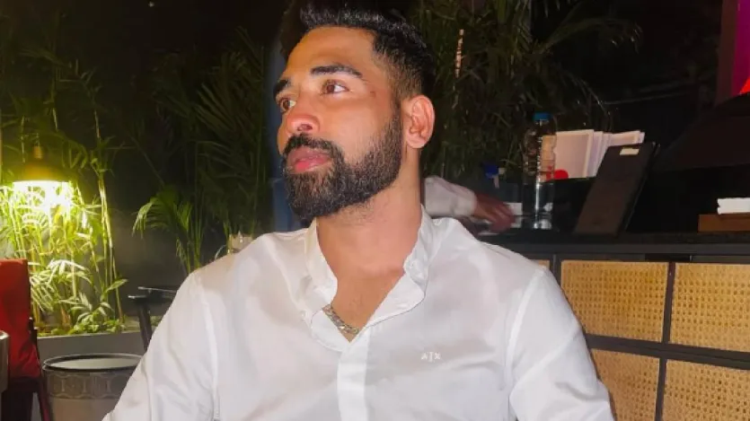 हाल ही में मोहम्मद सिराज तब चर्चा में आ गए थे, जब आशा भोसले की पोती जनाई भोसले संग वह स्पॉट हुए। दोनों के अफेयर की भी खबरें चलने लगीं। जिसके बाद दोनों ने खुद इन खबरों की सच्चाई पर से पर्दा उठा दिया।