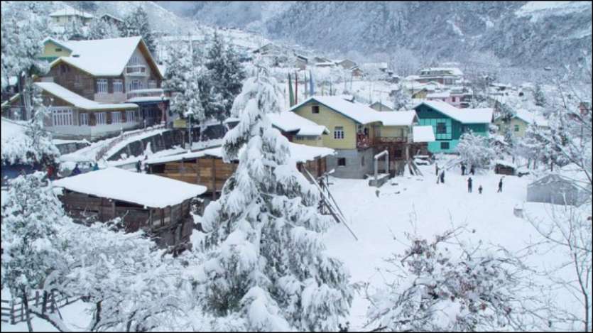 Jika ingin menikmati hujan salju, Anda juga bisa pergi ke Sikkim. Seiring dengan turunnya salju, banyak hal baru yang bisa Anda lihat di sini. Saat ini di Sikkim, Anda akan melihat banyak hujan salju di Desa Lachung, Danau Changu, Lembah Chopta, dan Nathula yang terletak di tepi Sungai Teesta. 