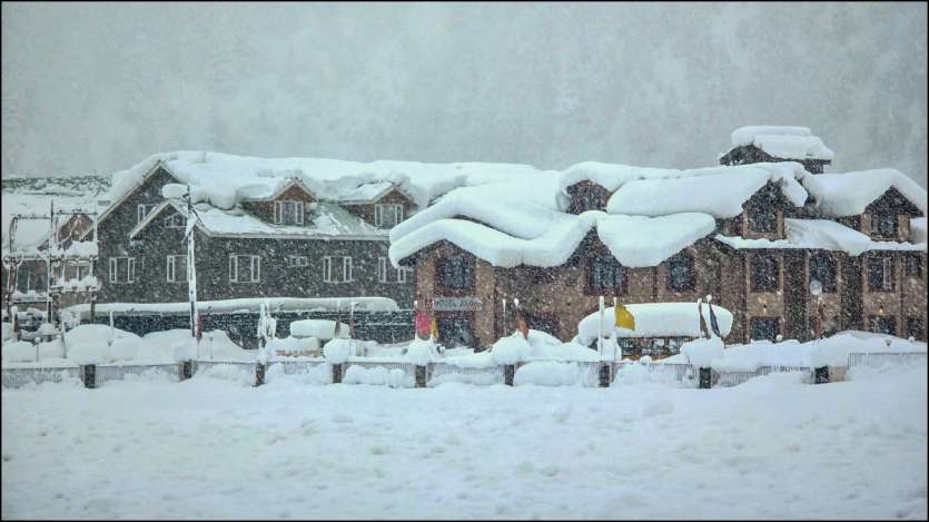 Lembah Jammu dan Kashmir juga tertutup salju. Wisatawan berbondong-bondong ke Jammu dan Kashmir untuk menikmati hujan salju. Jika Anda belum melihat Kashmir, inilah waktu terbaik. Saat ini, kecuali Kashmir, Gulmarg, Pahalgam dan sekitarnya seluruhnya tertutup salju.