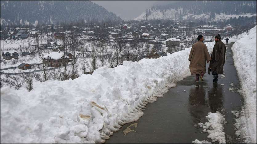 Lembah yang membentang dari Shimla hingga Kullu Manati di Himachal Pradesh seluruhnya tertutup salju. Di Himachal Pradesh, hujan salju terjadi di Chamba, Kangra, Kinnaur, Lahaul-Spiti, Mandi dan banyak distrik lainnya. Anda bisa menikmati petualangan terkait hujan salju di Cauvery. Sejumlah besar wisatawan menikmati hujan salju.