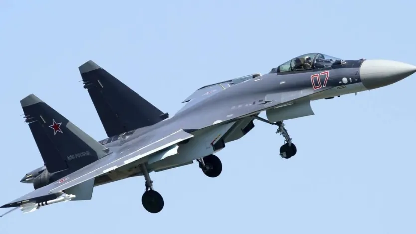 Su-35 में विभिन्न प्रकार के उन्नत हथियारों को ले जाने की क्षमता है, जिसमें हवा से हवा, हवा से जमीन में मार करने वाली मिसाइलें शामिल हैं। यह विमान 12 विभिन्न प्रकार के पेलोड ले सकता है। इसके अलावा, Su-35 में कई प्रकार के शस्त्र भी लगे होते हैं।