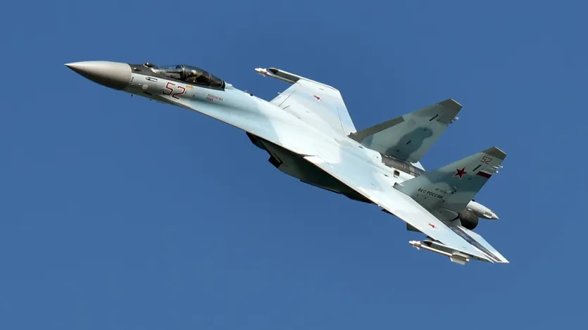 Su-35 विमान में दो AL-41F1S इंजन लगे होते हैं जो उच्च गति और बेहतर थ्रस्ट प्रदान करते हैं। इन इंजनों की खासियत यह है कि इनमें थ्रस्ट वेक्टरिंग का फीचर होता है, जिससे विमान की गतिशीलता अत्यधिक बढ़ जाती है। इसका मतलब यह है कि विमान हवा में आसानी से दिशा बदल सकता है, जिससे इसे हवा में लड़ाई के दौरान लाभ मिलता है।