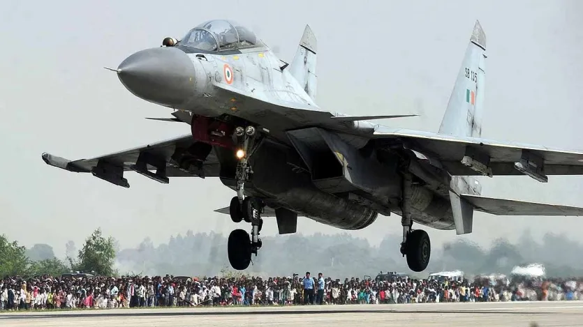 Su-35 में अत्यधिक उन्नत एवियोनिक्स (इलेक्ट्रॉनिक सिस्टम) और रडार सिस्टम से लैस है, जैसे कि Irbis-E रडार, जो 400 किलोमीटर तक की दूरी पर हवाई लक्ष्यों का पता लगा सकता है। यह रडार एक ही समय में कई लक्ष्यों को ट्रैक करने की क्षमता रखता है।