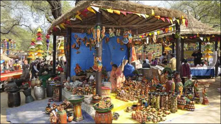 सूरजकुंड मेला में एंट्री के लिए आपको टिकट लेना पड़ता है। वीक डेज यानि सोमवार से शुक्रवार तक 120 रुपये का टिकट है। वीकेंड यानि शनिवार और रविवार को 180 रुपये प्रति व्यक्ति टिकट है। 