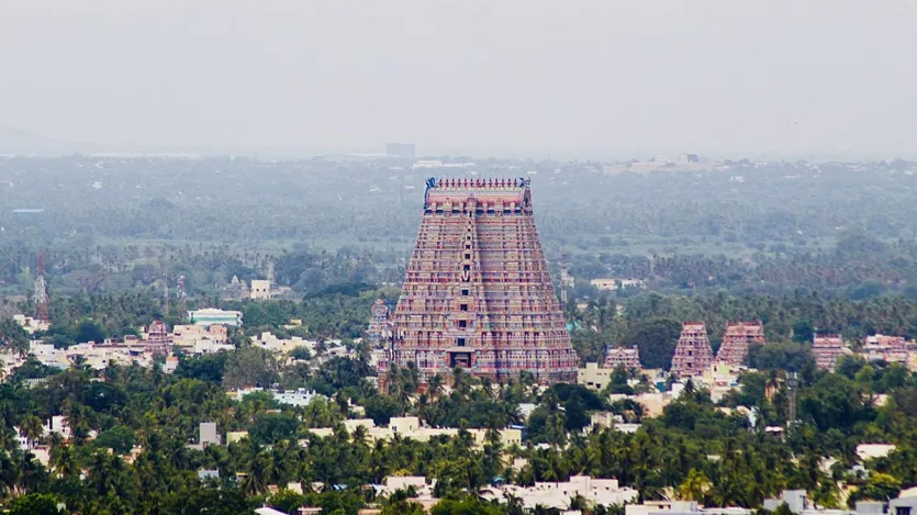 तिरुवरंगम रंगनाथस्वामी मंदिर: तिरुवरंगम रंगनाथस्वामी मंदिर वैष्णव धर्म के सर्वोच्च देवता विष्णु को समर्पित है। तमिलनाडु में स्थित यह मंदिर 4,116 मीटर (13,504 फीट) की परिधि के साथ 63 हेक्टेयर (156 एकड़) के क्षेत्र में फैला हुआ है, जो इसे भारत का सबसे बड़ा मंदिर बनाता है।