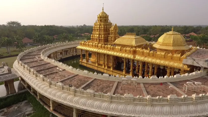 लक्ष्मी नारायणी मंदिर: तमिलनाडु के वेल्लोर में स्थित है श्री लक्ष्मी नारायणी मंदिर अपने आप में बेहद शानदार है। लक्ष्मी नारायणी मंदिर का विमानम और अर्ध मंडपम शुद्ध सोने से ढका हुआ है, जिसमें देवी श्री लक्ष्मी नारायणी विराजमान हैं। मंदिर 40 हेक्टेयर (100 एकड़) भूमि पर स्थित है और इसका निर्माण वेल्लोर स्थित धर्मार्थ ट्रस्ट, श्री नारायणी पीडम द्वारा किया गया है। संसार में दूसरा कोई ऐसा मंदिर नहीं है जिसे बनाने में इतना सोना लगा हो।
