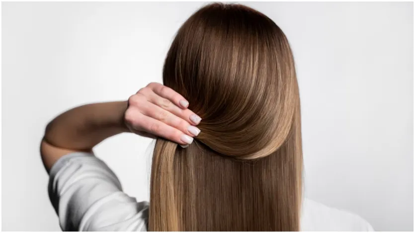 आपको जानकर हैरानी हो सकती है कि आप चाय की पत्ती को अपने हेयर केयर रूटीन का हिस्सा भी बना सकते हैं। चाय की पत्ती से हेयर वॉश कर आप अपने बालों का रंग बदल सकते हैं। चाय की पत्ती आपकी हेयर हेल्थ के लिए काफी ज्यादा फायदेमंद साबित हो सकती है।