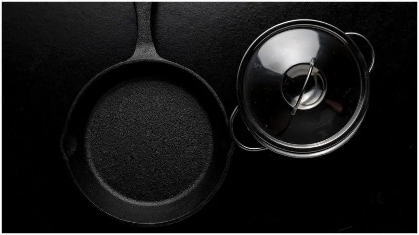 नॉन स्टिक बर्तनों पर अक्सर तेल या फिर ग्रीस जम जाती है। जिद्दी तेल और ग्रीस को हटाने के लिए आप बची हुई चाय पत्ती का इस्तेमाल कर सकते हैं। नॉन स्टिक बर्तनों को एकदम साफ-सुथरा बनाने के लिए बची हुई चाय की पत्ती को यूज किया जा सकता है।