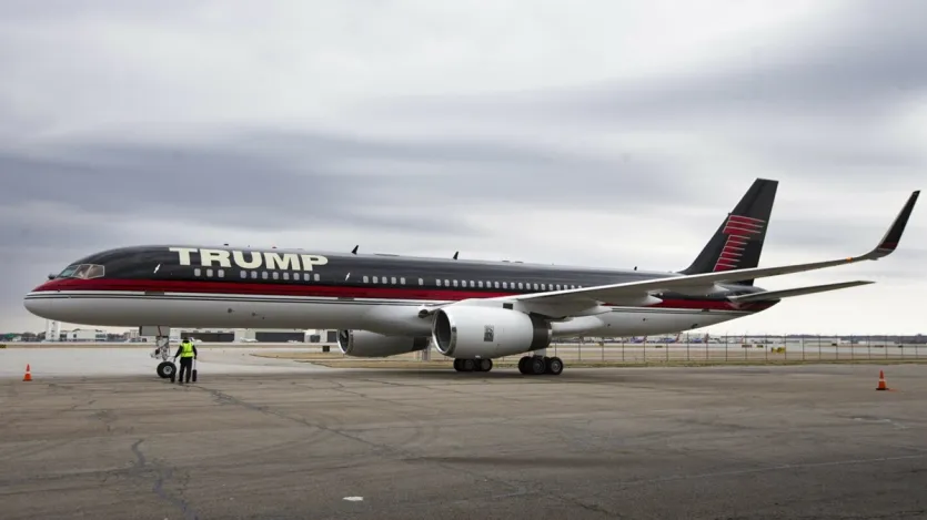 ‘Trump Force One’ की स्पीड भी इसे खास बनाती है। यह प्लेन लगभग 990 किलोमीटर प्रति घंटे की रफ्तार से उड़ सकता है, जो इसे कमर्शियल प्लेन्स से तेज बनाता है। इस प्लेन में लंबी दूरी तक बिना रुकावट के उड़ान भरने की क्षमता है। ‘Trump Force One’ की स्पीड भी इसे खास बनाती है। यह प्लेन लगभग 990 किलोमीटर प्रति घंटे की रफ्तार से उड़ सकता है, जो इसे कमर्शियल प्लेन्स से तेज बनाता है। इस प्लेन में लंबी दूरी तक बिना रुकावट के उड़ान भरने की क्षमता है।