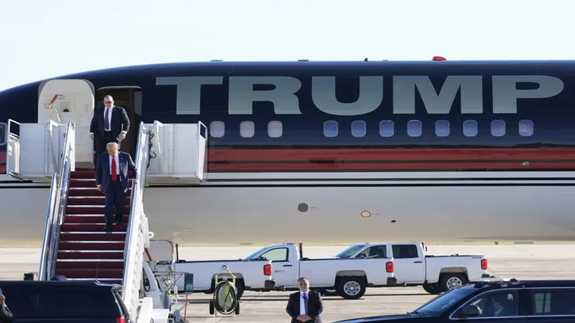 ‘Trump Force One’ डोनाल्ड ट्रंप की शख्सियत का प्रतीक भी माना जाता है। सोशल मीडिया पर ट्रंप फोर्स वन की तस्वीरें और वीडियो काफी चर्चा में रहते हैं, खासकर उनके समर्थकों के बीच। ‘Trump Force One’ डोनाल्ड ट्रंप की शख्सियत का प्रतीक भी माना जाता है। सोशल मीडिया पर ट्रंप फोर्स वन की तस्वीरें और वीडियो काफी चर्चा में रहते हैं, खासकर उनके समर्थकों के बीच।