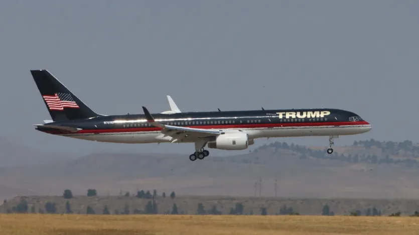 ‘Trump Force One’ की सजावट और सुविधाएं ऐसी हैं जो इसे किसी उड़ते हुए फाइव-स्टार होटल जैसा बनाती हैं। इसके इंटीरियर बेहद शानदार हैं साथ ही किचन और लिविंग स्पेस भी है। ‘Trump Force One’ की सजावट और सुविधाएं ऐसी हैं जो इसे किसी उड़ते हुए फाइव-स्टार होटल जैसा बनाती हैं। इसके इंटीरियर बेहद शानदार हैं साथ ही किचन और लिविंग स्पेस भी है।