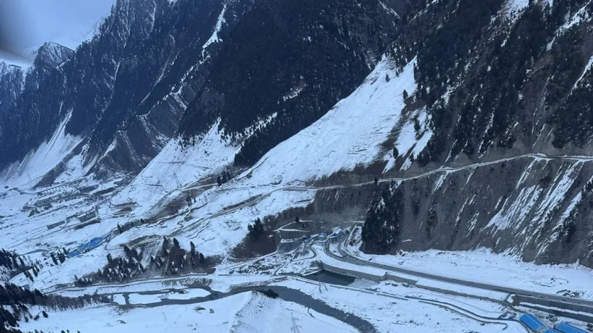 जम्मू कश्मीर के मुख्यमंत्री उमर अबदुल्ला ने सोशल मीडिया प्लेटफॉर्म एक्स पर जेड मोड टनल की तस्वीरें शेयर करते हुए लिखा जम्मू कश्मीर के मुख्यमंत्री उमर अबदुल्ला ने सोशल मीडिया प्लेटफॉर्म एक्स पर जेड मोड टनल की तस्वीरें शेयर करते हुए लिखा