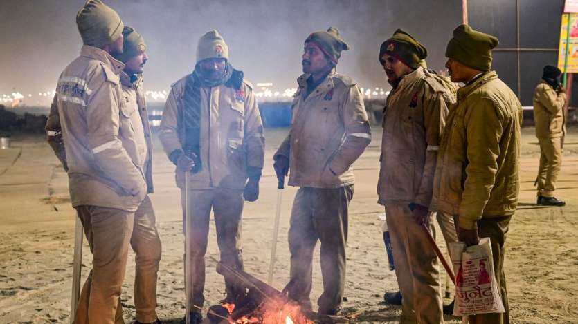 प्रयागराज के महाकुंभ इलाके में पुलिसकर्मियों की भी तैनाती की गई है। जगह-जगह पर अलाव की भी व्यवस्था की गई है, जिससे श्रद्धालुओं को ठंड से बचाया जा सके। 