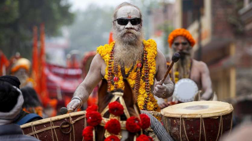 महाकुंभ में विभिन्न अखाड़ों के संतों का आगमन शुरू हो गया है। ये संत यहां महाकुंभ के दौरान रुकेंगे और शाही स्नान में हिस्सा लेंगे।