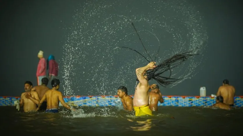 इस महाकुंभ में यहां प्रयागराज में संतों का जमावड़ा लगा हुआ है। यहां संतों ने सुबह-सुबह संगम में डुबकी लगाई।