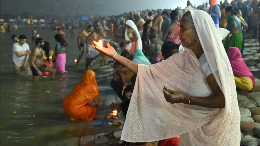 इसके अलावा यहां महिला, पुरुष, बुजर्ग, युवा और बच्चे हर वर्ग के श्रद्धालु स्नान के लिए आए हैं। तस्वीर में एक बुजुर्ग महिला को पूज-अर्चना करते हुए देखा जा सकता है। 