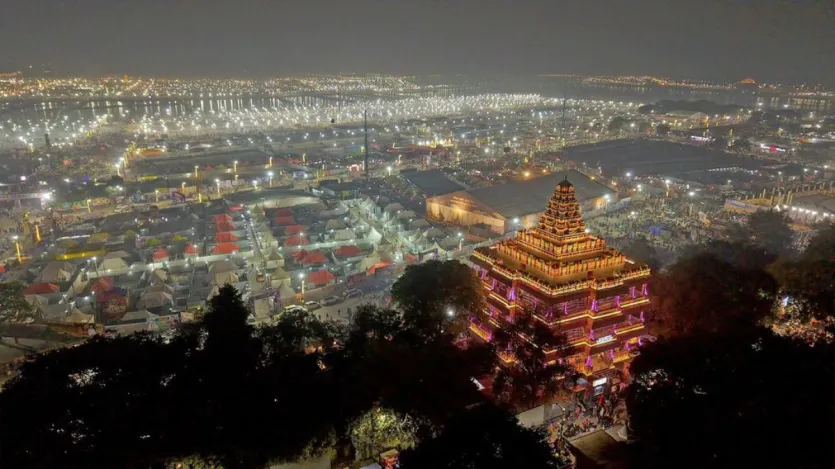 Gambar Mahakumbh Nagar ini diambil dari drone. Lampu berwarna juga bisa dilihat di kawasan Kumbh. Pepohonan juga terlihat di dekat titik pertemuan di sini. 