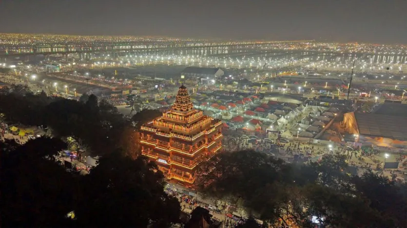 Fasilitas dan penataan yang dilakukan pemerintah di Mahakumbh juga dapat dilihat melalui foto. Kota Mahakumbh tampak bermandikan cahaya. 