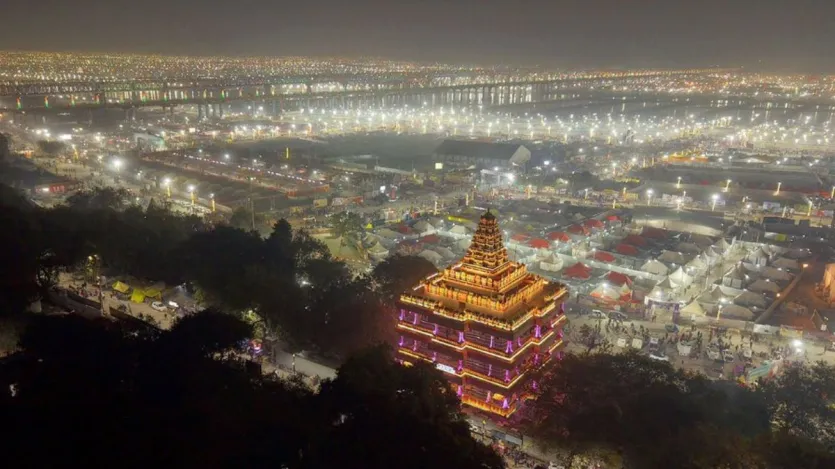 Sementara itu, gambar Mahakumbh Nagar yang menakjubkan telah bermunculan. Fedayeen, tenda dan lampu dapat dilihat pada gambar. Pemandangan di sini terlihat sangat indah.