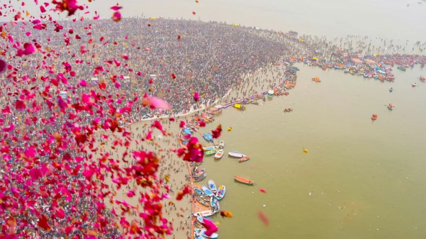 Para Sadhu dan orang suci dari berbagai Akhara mandi nektar di Maha Kumbh Mela pada hari Selasa. Di Makar Sankranti, pertama-tama, Shri Panchayati Akhara Mahanirvani dan Shri Shambhu Panchayati Atal Akhara mengambil alih Amrit Senan. Amrit Sinan I istimewa dalam banyak hal. Ini terjadi satu hari setelah yang pertama 