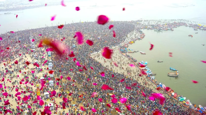 Perdana Menteri mengatakan bahwa setelah berhasil menyelesaikan festival Amrit Snan yang pertama, berdasarkan Sanatan Dharma, semua akhara yang dihormati, pemerintahan Mahakumbh Mela, pemerintah daerah, departemen kepolisian, pekerja sanitasi, organisasi sukarelawan dan lembaga keagamaan, pelaut dan seluruh Pusat dan Pemerintah Negara Bagian terkait Mahakumbh Terima kasih yang tulus kepada pemerintah dan selamat kepada masyarakat negara bagian!