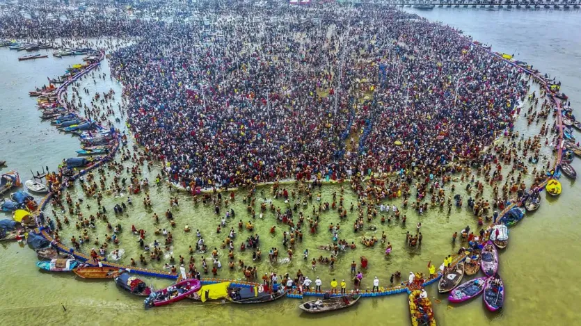 Izinkan kami memberi tahu Anda bahwa Mahakumbh, yang akan diselenggarakan setelah 12 tahun, dimulai di tepi Triveni Sangam di Prayagraj pada hari Senin dan akan berlanjut hingga 26 Februari. 