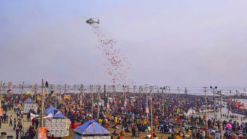 Bunga ditaburkan pada umat yang berkumpul untuk mandi suci di Sangam pada kesempatan Makar Sankranti selama Maha Kumbh Mela 2025 di Prayagraj. Bunga ditaburkan pada jamaah dari helikopter.