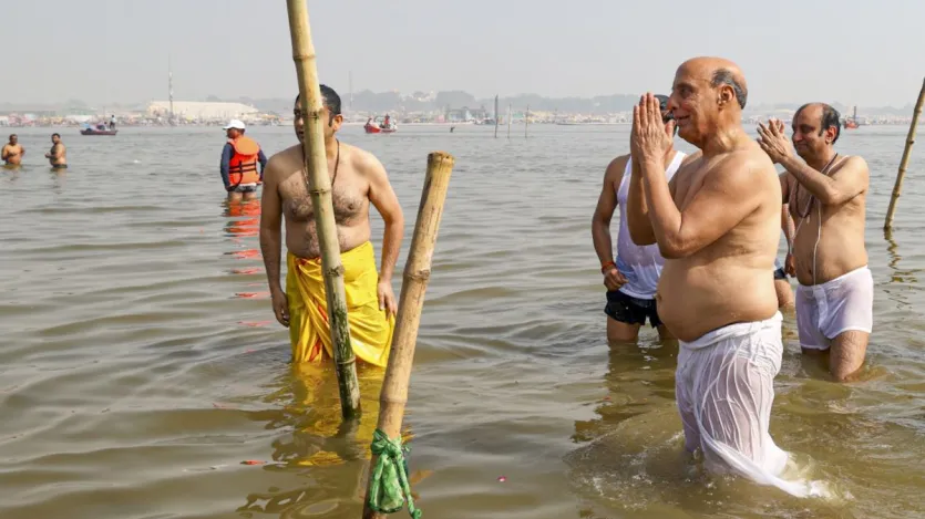 Menteri Pertahanan Rajnath Singh berenang di Sangam pada hari Sabtu di Mahakumbh. Anggota parlemen Sudhanshu Trivedi juga hadir bersama Rajnath Singh. Menteri Pertahanan mula-mula mandi di Sangam dan kemudian meninjau pengaturannya setelah mengunjungi Akshivat, Patalpuri dan Badi Hanuman ji. 