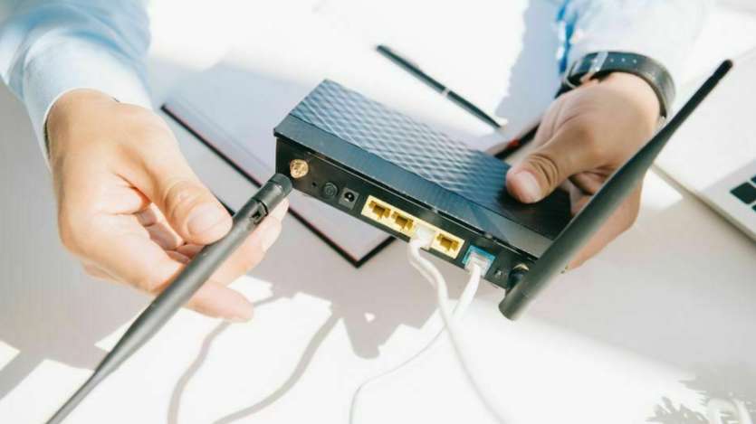 Ada banyak alasan di balik lambatnya kecepatan internet WiFi. Mungkin ada masalah perangkat keras atau kecepatan internet Anda menjadi lambat karena masalah perangkat lunak. Jika Anda juga memiliki koneksi Wi-Fi dan kecepatan internet Anda lambat, kami memberi tahu Anda beberapa tip mudah untuk mengatasi masalah ini. Ada banyak alasan di balik lambatnya kecepatan internet WiFi. Mungkin ada masalah perangkat keras atau kecepatan internet Anda menjadi lambat karena masalah perangkat lunak. Jika Anda juga memiliki koneksi Wi-Fi dan kecepatan internet Anda lambat, kami memberi tahu Anda beberapa tip mudah untuk mengatasi masalah ini.
