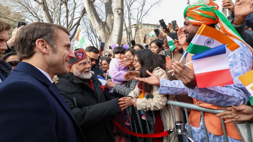 भारतीयों के बीच पीएम मोदी और फ्रांस के राष्ट्रपति इमैनुएल मैक्रों भारतीयों के बीच पीएम मोदी और फ्रांस के राष्ट्रपति इमैनुएल मैक्रों