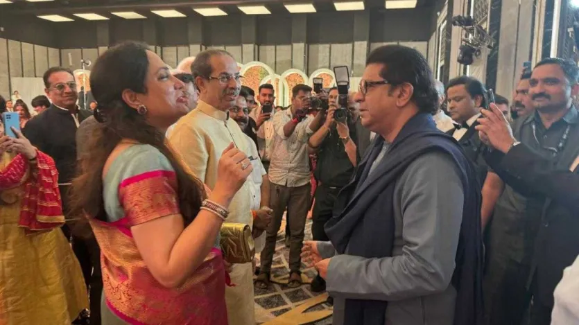 O ex -Maharashtra CM Uddhav Thackeray e Raj Thackeray apareceram juntos em uma cerimônia de casamento em Mumbai no domingo. O ex -Maharashtra CM Uddhav Thackeray e Raj Thackeray apareceram juntos em uma cerimônia de casamento em Mumbai no domingo.