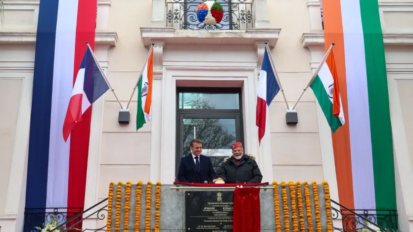मार्से में भारतीय कांसुलेट के उद्घाटन के दौरान पीएम मोदी और फ्रांस के राष्ट्रपति इमैनुएल मैक्रों
मार्से में भारतीय कांसुलेट के उद्घाटन के दौरान पीएम मोदी और फ्रांस के राष्ट्रपति इमैनुएल मैक्रों