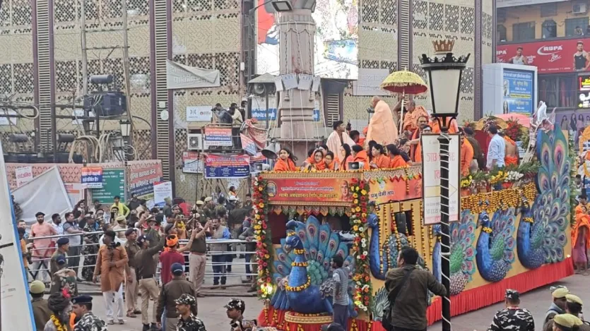 Uma equipe de cinco Saints Naga Akhadas, liderada por Shri Panch Dasnam Juna Akhara, chegou ao portão número quatro de Baba Vishwanath. Uma equipe de cinco Saints Naga Akhadas, liderada por Shri Panch Dasnam Juna Akhara, chegou ao portão número quatro de Baba Vishwanath.