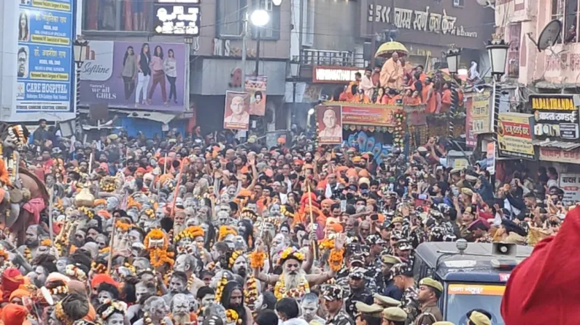 Ao mesmo tempo, depois de ficar em Prayag Mahakumbh por um mês e meio, Naga Monk vê Baba Vishwanath e realiza seu festival Mahakumbh. Uma visão semelhante foi vista na corte de Baba Kashi Vishwanath, um dos Dwadash Jyotirlingas. Ao mesmo tempo, depois de ficar em Prayag Mahakumbh por um mês e meio, Naga Monk vê Baba Vishwanath e realiza seu festival Mahakumbh. Uma visão semelhante foi vista na corte de Baba Kashi Vishwanath, um dos Dwadash Jyotirlingas.