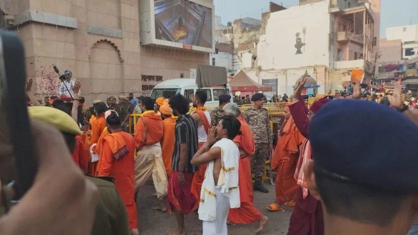 Juntamente com Mahashivaratri, um grande número de devotos alcançam e visitam Baba no mês de Sawan. Milhões de devotos estão chegando aqui no dia do último banho de Mahakumbh. Juntamente com Mahashivaratri, um grande número de devotos alcançam e visitam Baba no mês de Sawan. Milhões de devotos estão chegando aqui no dia do último banho de Mahakumbh.
