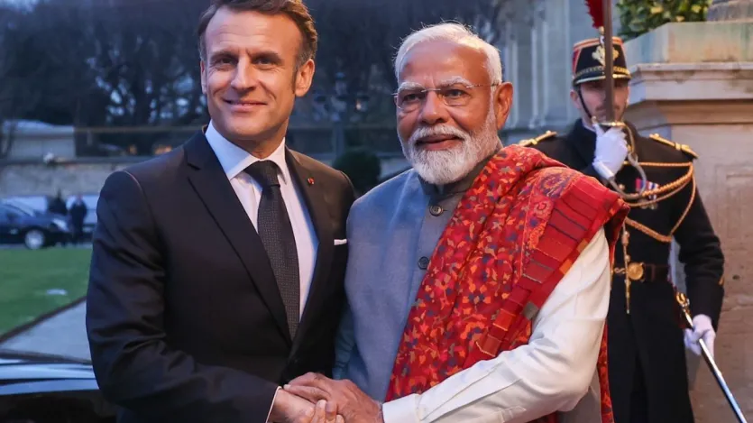 भारत-फ्रांस के मजबूत संबंधों को व्यक्त करते पीएम मोदी और फ्रांस के राष्ट्रपति इमैनुएल मैक्रों भारत-फ्रांस के मजबूत संबंधों को व्यक्त करते पीएम मोदी और फ्रांस के राष्ट्रपति इमैनुएल मैक्रों