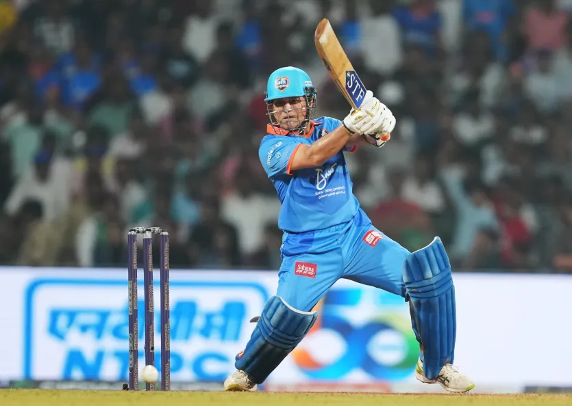 सचिन तेंदुलकर ने साल 1989 में वनडे डेब्यू किया था। तब से लेकर साल 2012 तक वे खेलते रहे। इस दौरान सचिन ने 463 मैच खेलकर 18426 रन बनाने का काम किया है। सचिन तेंदुलकर ने अपने करियर में 49 शतक और 96 अर्धशतक लगाए हैं। सचिन का वनडे क्रिकेट में औसत 44.83 का रहा। 