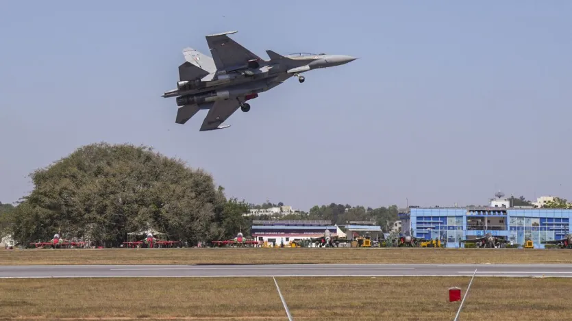 भारतीय वायुसेना के SU-30 MKI विमान ने कर्नाटक के बेंगलुरु में येलहंका एयरबेस पर एयरो इंडिया 2025 के 15वें संस्करण के दूसरे दिन उड़ान भरी।