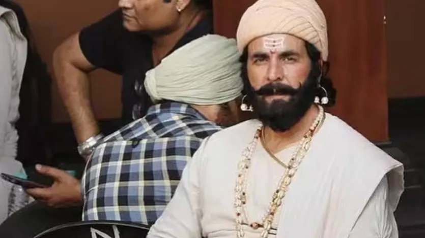 बॉलीवुड सुपरस्टार अक्षय कुमार भी बड़े पर्दे पर इस आइकॉनिक किरदार में दिखाई दे चुके हैं। अक्षय कुमार ने महेश मांजरेकर की एक मराठी फिल्म में छत्रपति शिवाजी महाराज की भूमिका निभाई थी।