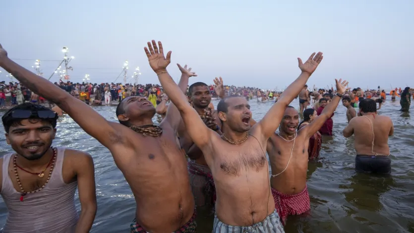 Nektar ini terjadi setelah kecelakaan stampede selama mandi Amiti dengan uang amavasia. Banyak orang berkumpul untuk mandi di Puke Ghat Dashashwamedh Ghat di Daraganj untuk menghindari kerumunan di pantai Sangam. Para penggemar yang datang ke sini mengatakan bahwa pengaturan pemandian nektar yang sangat baik dilakukan di Sanjam.