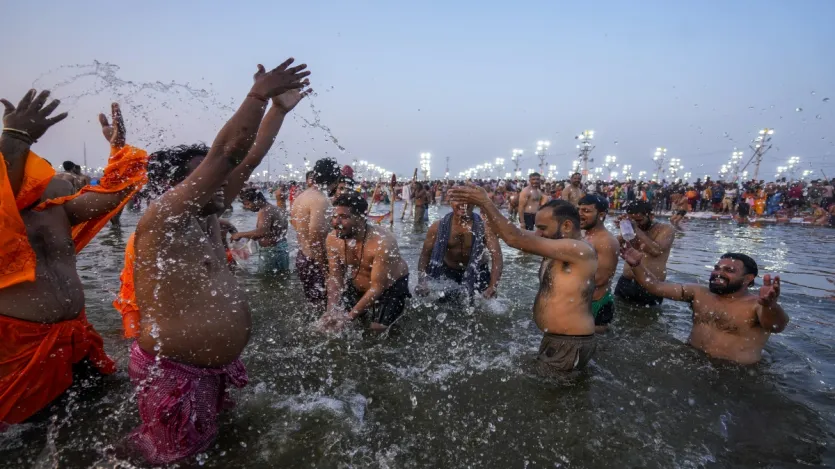 Bersama dengan jantan Naga Sados, ada sejumlah besar wanita Naga al Zahida. Seperti naga jantan, bhikkhu tetap menjadi betina, terserap dalam pendamaian dan yoga dengan cara yang sama. Satu -satunya perbedaan adalah mereka mengenakan pakaian yang berlebihan.