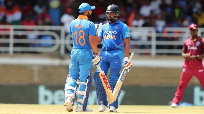 Enquanto Rohit Sharma jogou 267 partidas no críquete ODI até agora, Virat Kohli jogou 296 ODIs. Vamos falar sobre o recorde de Rohit Sharma e Virat Kohli após 267 ODIs.