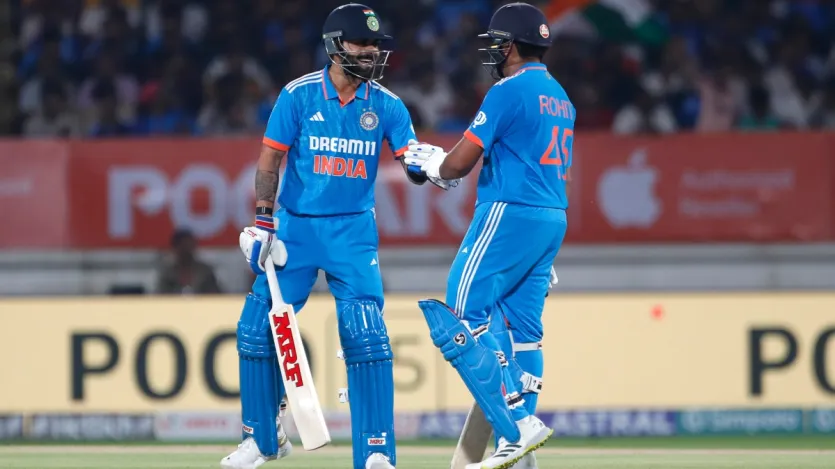 Rohit Sharma atingiu 338 seis em 267 ODIs, enquanto 1024 quatros atingiram. Ao mesmo tempo, Virat Kohli atingiu 128 seis e 1185 quatros em 267 ODIs.