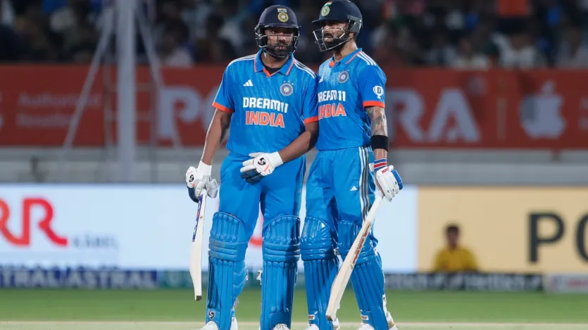 Enquanto Rohit Sharma jogou 267 partidas no críquete ODI até agora, Virat Kohli jogou 296 ODIs. Vamos falar sobre o recorde de Rohit Sharma e Virat Kohli após 267 ODIs.