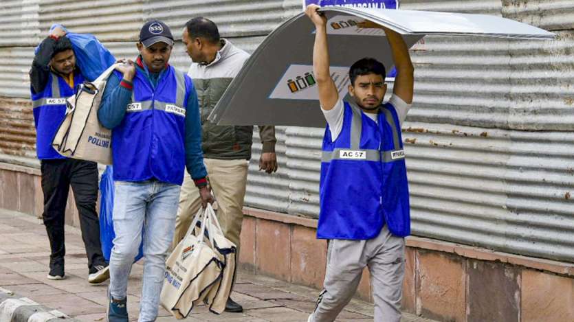 PHOTOS: दिल्ली में मतदान की तैयारियां हुईं पूरी, राष्ट्रपति मुर्मू को भी मिली मतदाता सूचना पर्ची