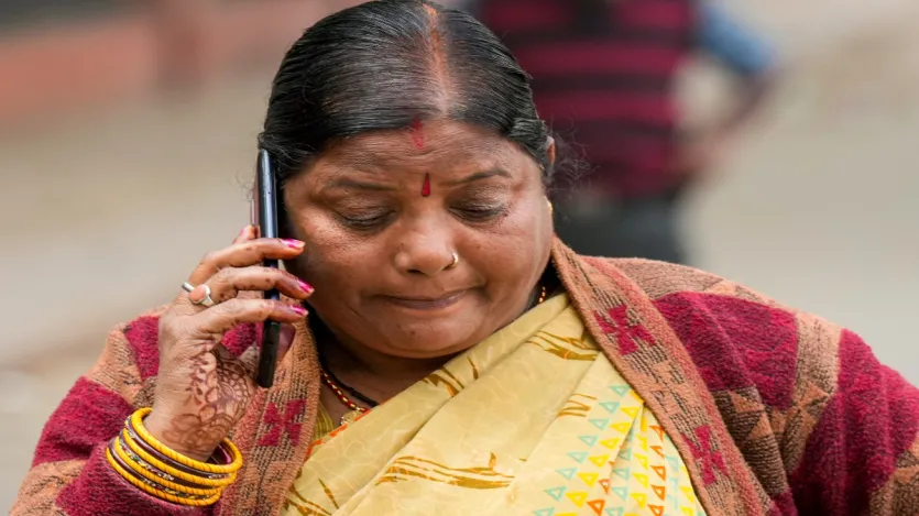 As autoridades ferroviárias emitiram cerca de 1.500 bilhetes gerais (ingressos não reservados) para Prayagraj e não tinham controle. Os passageiros foram autorizados a entrar nas instalações da estação de todos os pontos de entrada.