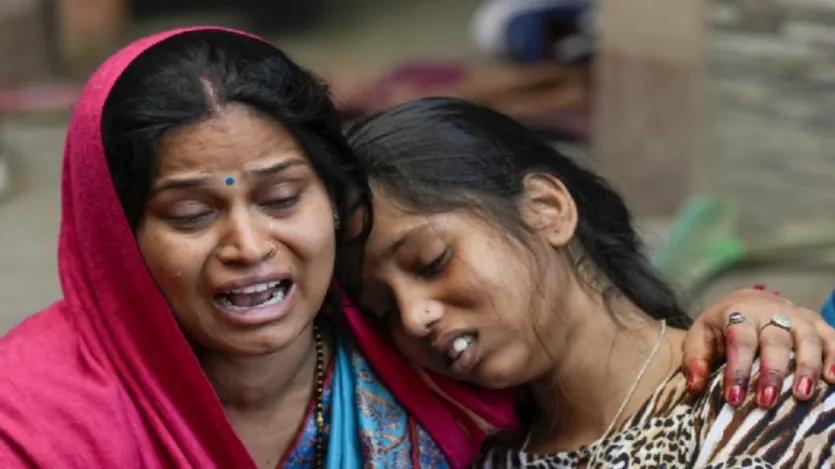 Segundo a polícia de Délhi, havia dois trens chamados 'Prayagraj', o mesmo nome de dois trens, Prayagraj Express e Prayagraj Special, houve confusão entre os passageiros, causando uma debandada.