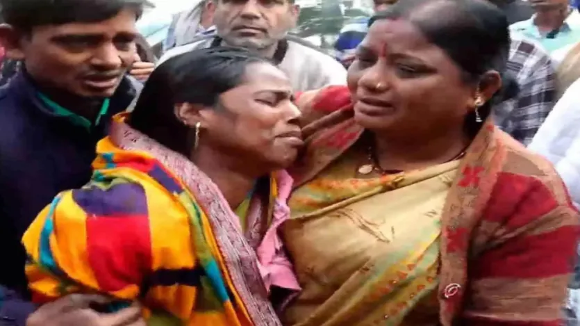 A crescente multidão de peregrinos e o lançamento de ingressos para o Prayagraj pelas ferrovias no sábado (15 de fevereiro de 2025) são vistas como a principal razão do debandado na estação ferroviária de Nova Délhi, na qual 18 passageiros morreram e muitos outros feridos se tornaram.